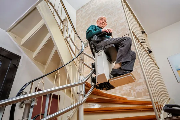 Réalisation monte-escalier tournant installé dans une maison particulière – MonteEscalierConfort
